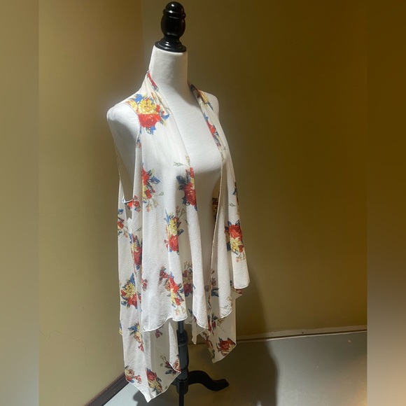 ❄️TAKE 50% OFF LIST PRICE❄️ 🌟HOST PICK🌟 Unbranded floral vest - Picture 1 of 5